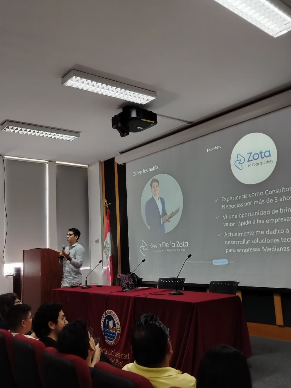 Kevin De la Zota capacitando en IA