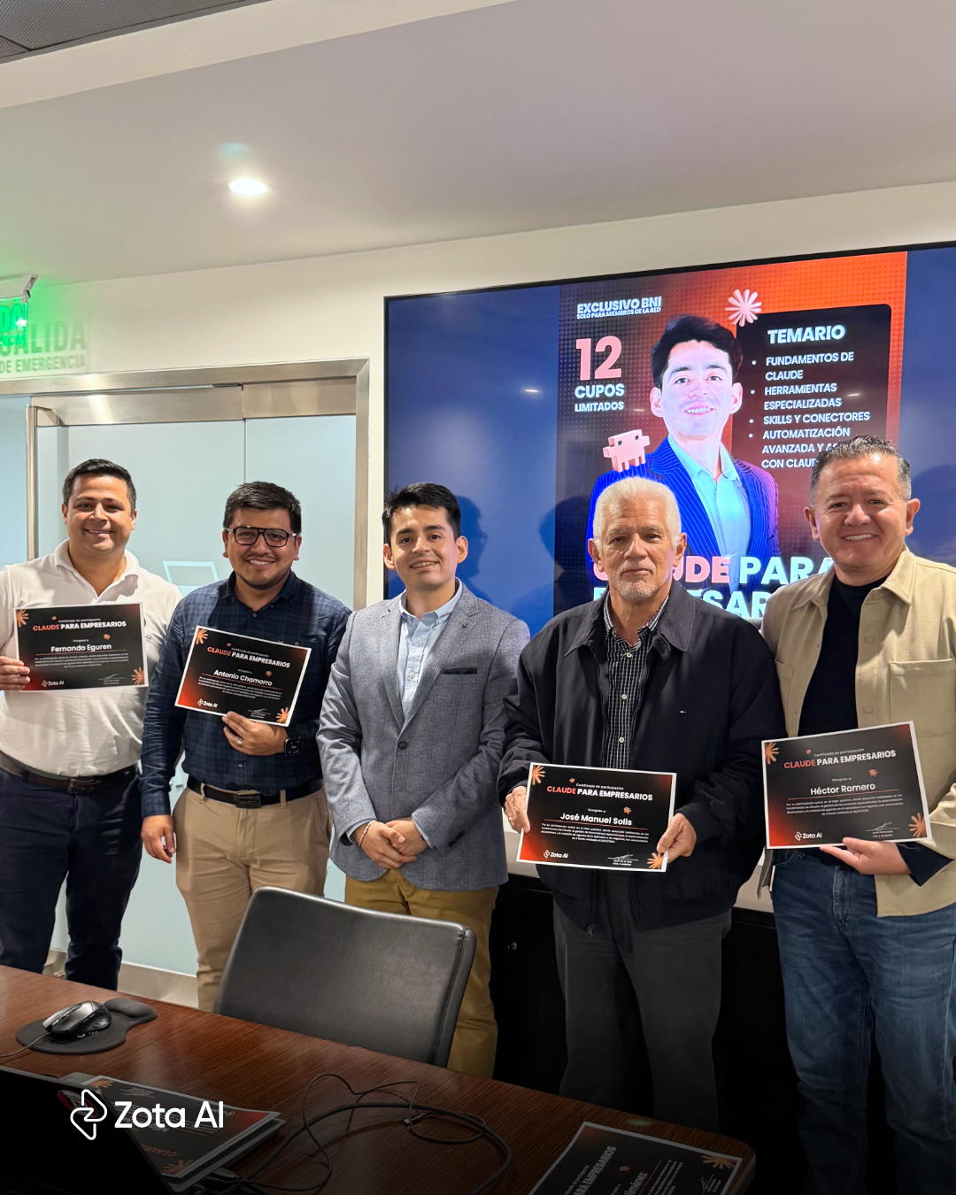 Participantes con su certificado — Claude para Negocios