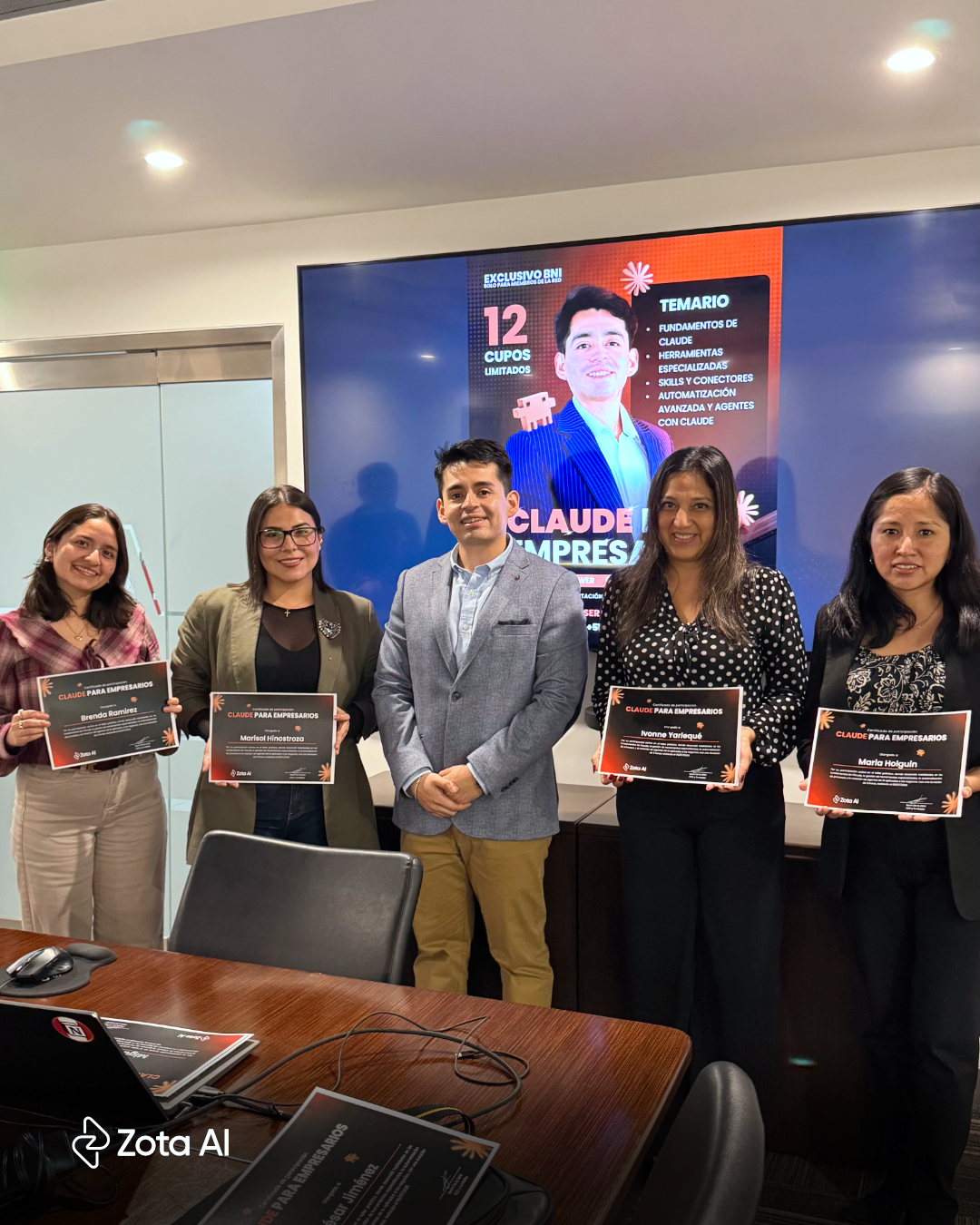 Participantes con su certificado — Claude para Negocios