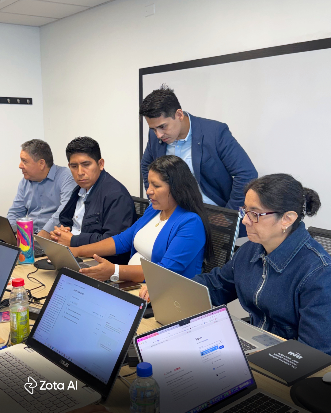 Participantes trabajando en sus laptops