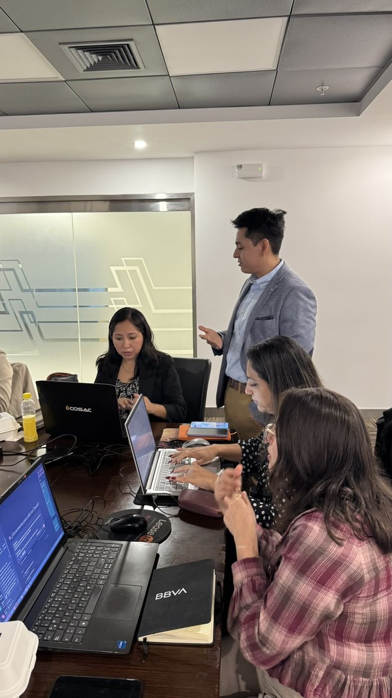 Participantes practicando en sus laptops