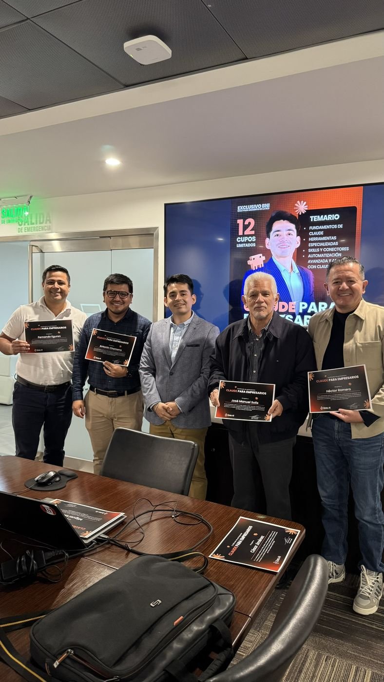Participantes con sus certificados al cierre
