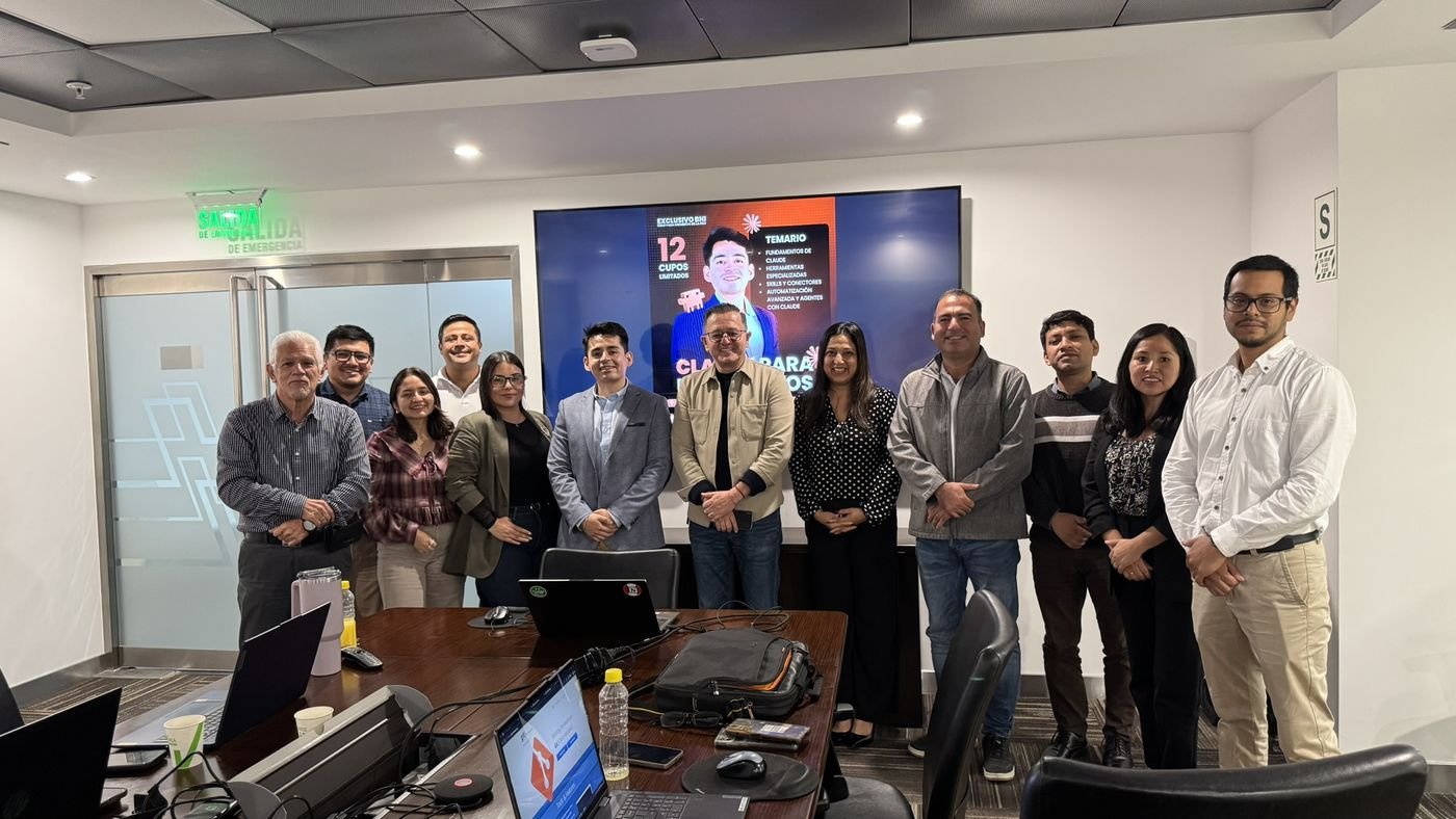 Grupo de una capacitación con Kevin De la Zota