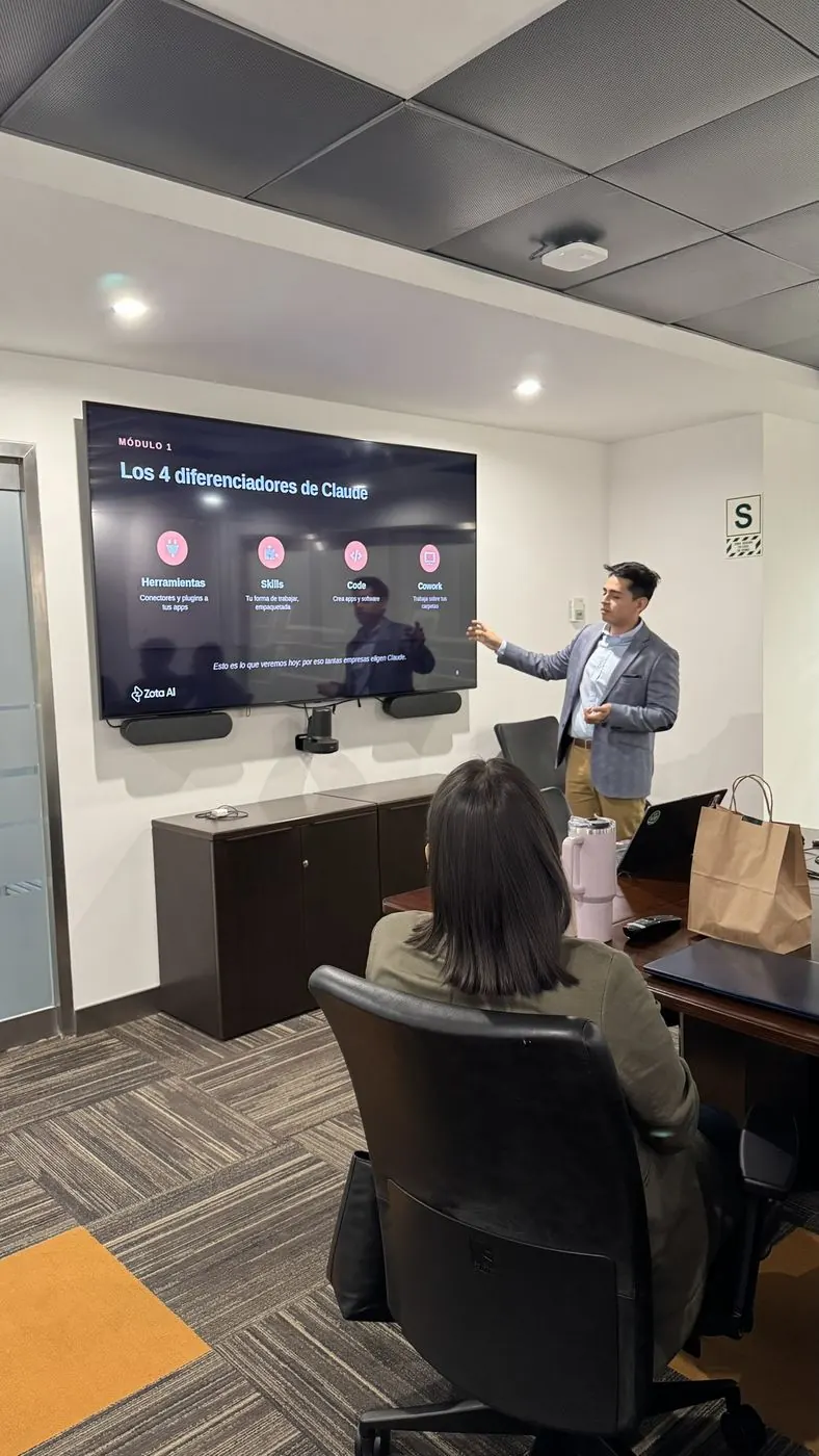Kevin De la Zota explicando frente a una pantalla